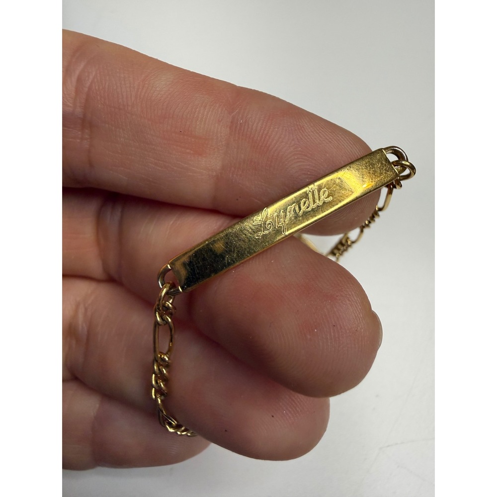 Speidel USA Gold Tone Figaro Chain ID Bracelet Engraved Lynelle 5.5 Inch